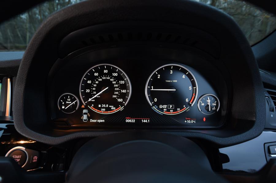 Панель приборов BMW X4 xDrive20d M Sport (F26) 2014 года  (UK) (фото 4 из 16)